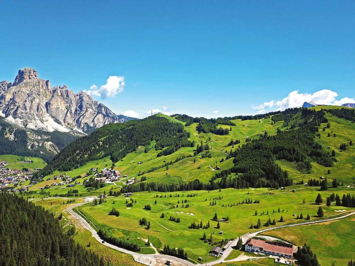 Wer mit dem Golfen beginnt, braucht Erfolgserlebnisse – und das in möglichst schöner Umgebung: Im GC Alta Badia können auch Neulingen, umgeben von traumhaftem Dolomitenpanorama, an einigen Löchern gute Scores gelingen. Nur 9 Bahnen überfordern niemanden.