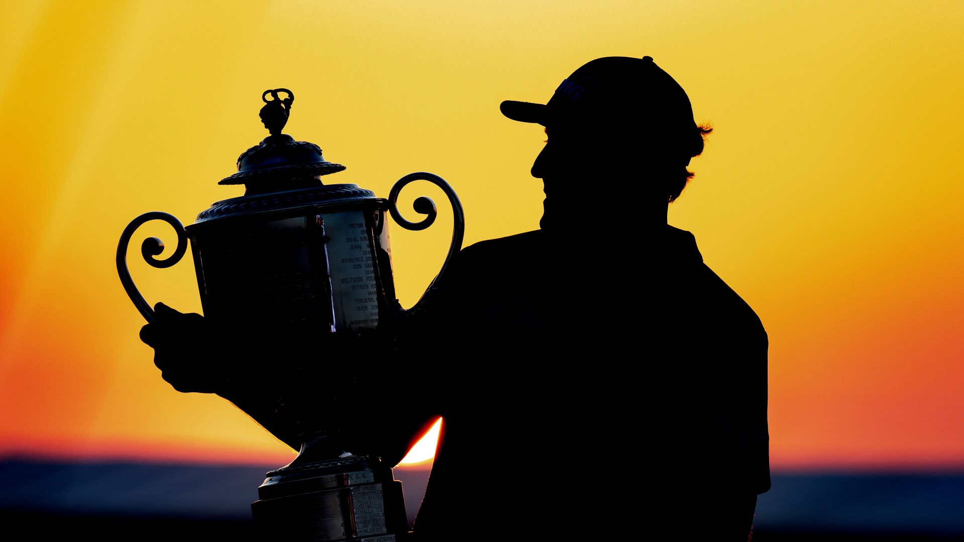 Der "Lefty" Phil Mickelson mit der Wanamaker Trophy nach dem Sieg bei der PGA Championship 2021