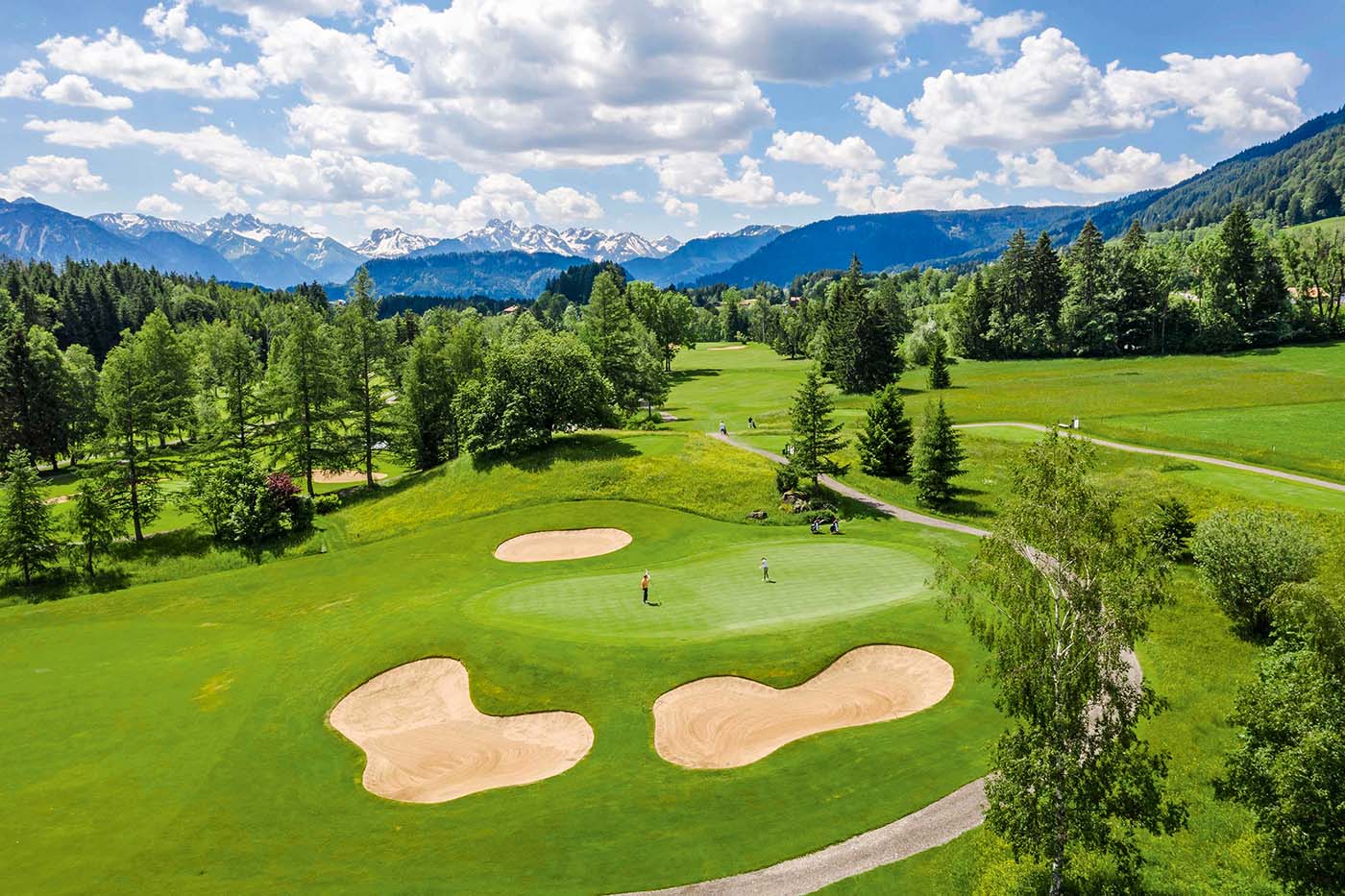 Der Platz Sonnenalp ist von Donald Harradine entworfen,