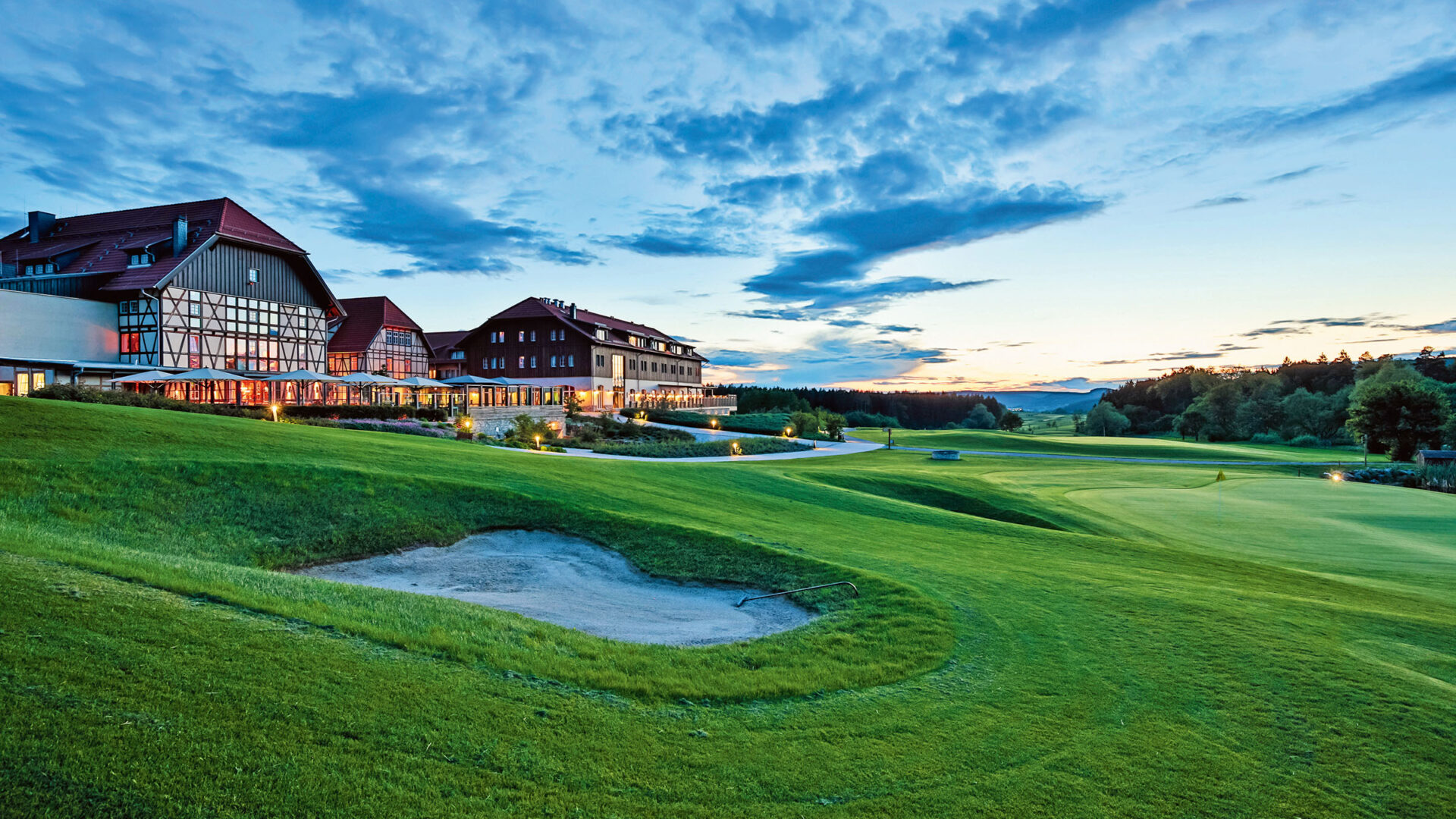 Ein Paradies für Anfänger und Ambitionierte – und für Genießer sowieso: Das Golf Resort Weimarer Land bietet zwei Plätze, köstliche Bewirtung, ein großes Spa, vorbildliche Kinderbetreuung und ideale Trainingsbedingungen.